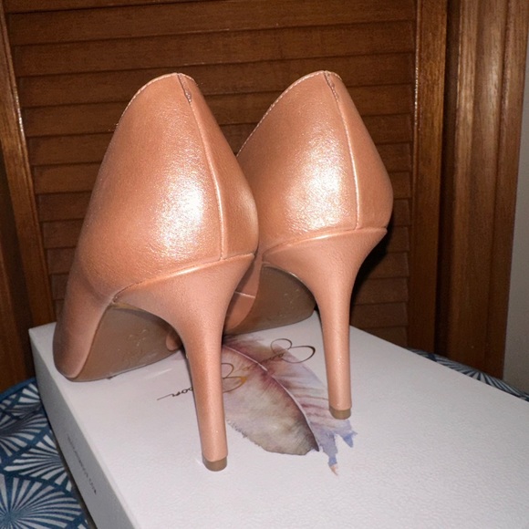 Like new (one wear) rose gold pumps - Picture 4 of 4